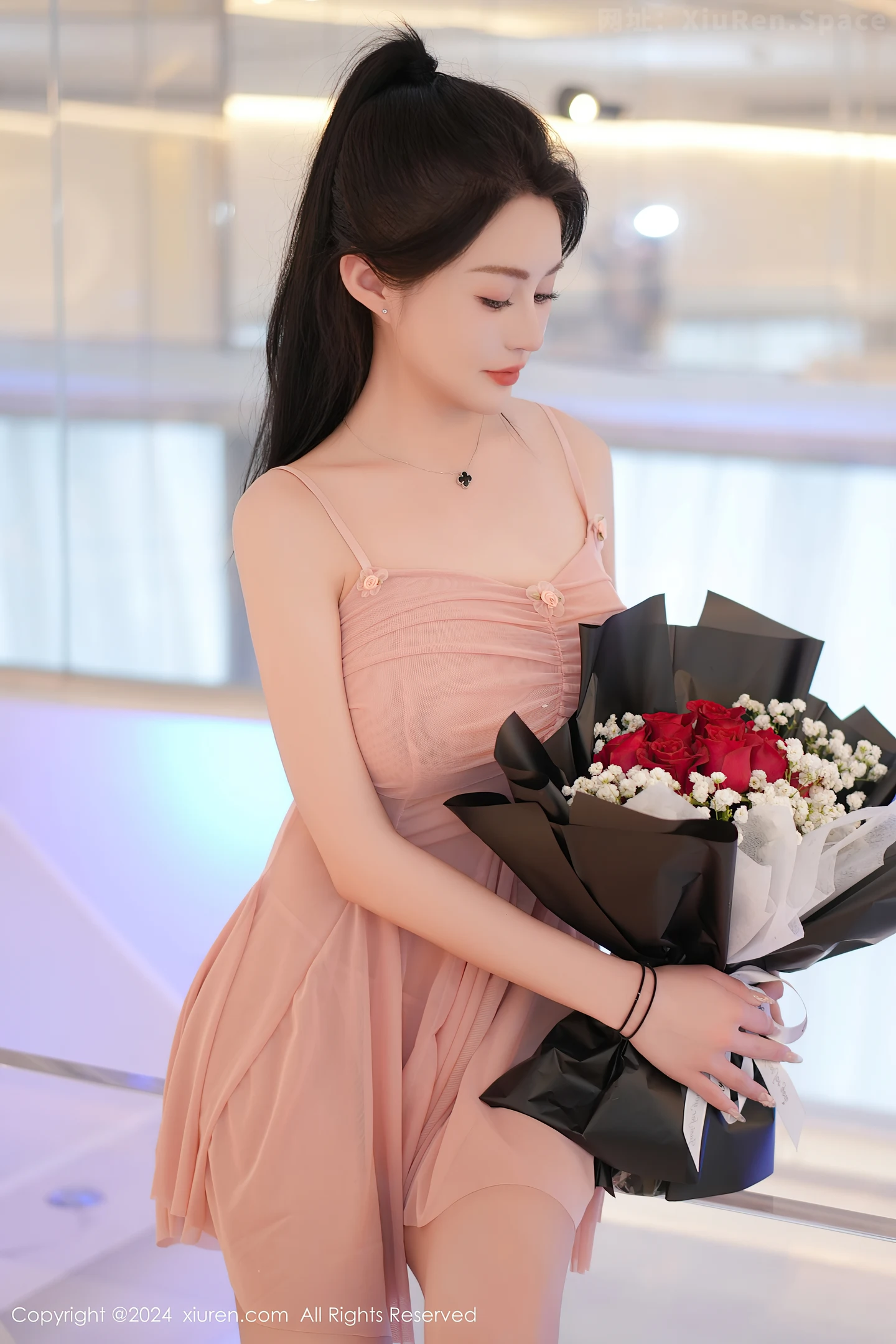 图片[3]-[XiuRen秀人网]VOL.8395 模特林幼一性感粉色连衣短裙露丁字裤秀翘臀美腿惹火诱惑写真120P-秀人网官方网站